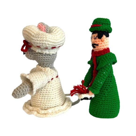 Vintage Handcrafted Holiday Decoration Caroler Mouse Hand Knit Figures - Picture 13 of 15